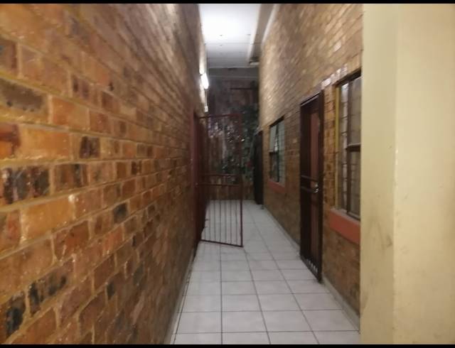 250M² BUILDING FOR SALE IN SPRINGS CENTRAL
